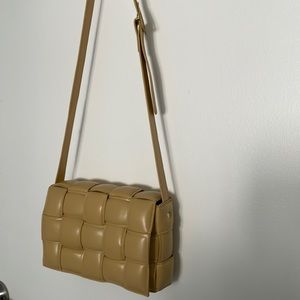Dupe Bottega Venetta Cassette bag in caramel beige